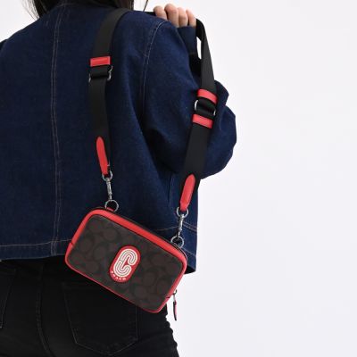 COACH 經典C字LOGO拼色印花斜背手機包(深咖/紅)