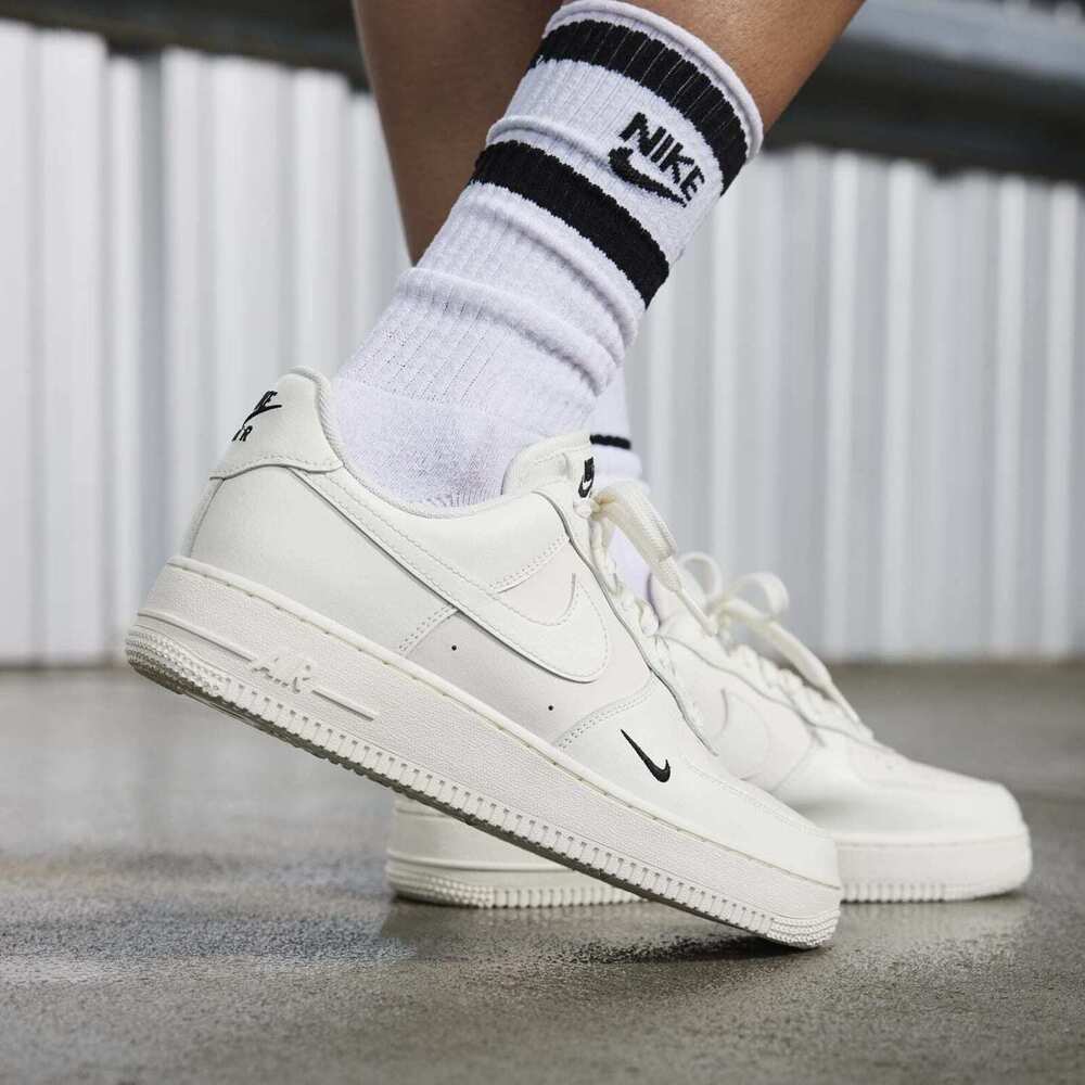 Nike Wmns Air Force 1 07 ESS HF1058-133 女運動休閒鞋經典AF1 奶油白