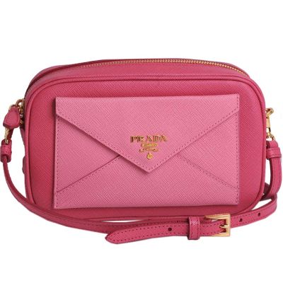 PRADA SAFFIANO LUX 系列金色浮雕LOGO防刮牛皮斜揹相機包(粉紅/BT1007)