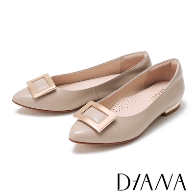 DIANA 造型鏤空飾釦真皮低跟鞋–裸色