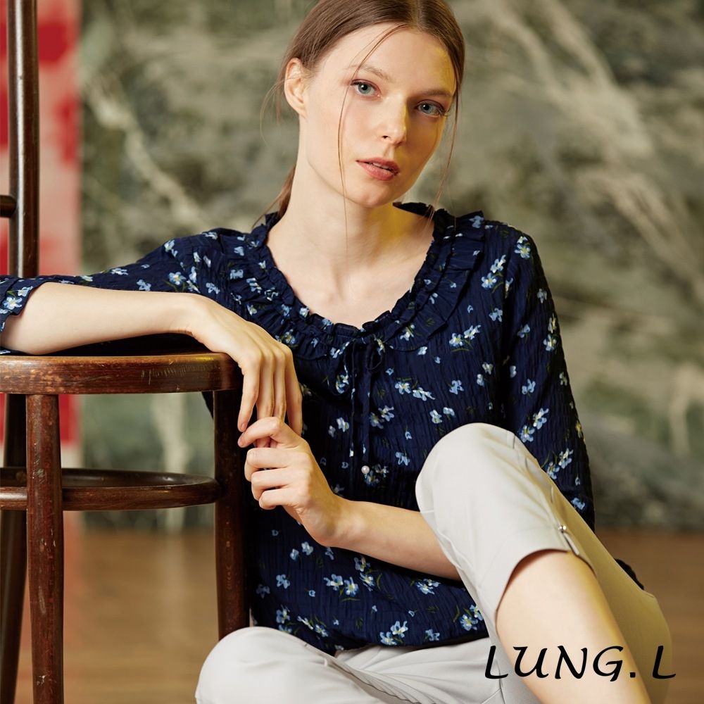 LUNG.L林佳樺 深藍小碎花微彈泡泡布荷葉領七分袖女裝上衣 LX25A