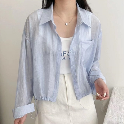 La Belleza休閒風超仙短版防曬外搭薄款光澤感開釦襯衫+英文字背心兩件式