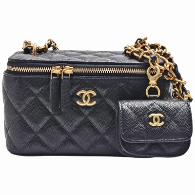 CHANEL香奈兒 CHANEL 經典雙C LOGO菱格粒紋牛皮拉鍊斜背長方形化妝包(AIRPODS CASE黑色)