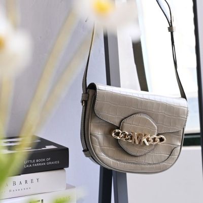 MICHAEL KORS HALLY 金屬MK LOGO鱷魚壓紋皮革翻蓋斜背包(灰綠)