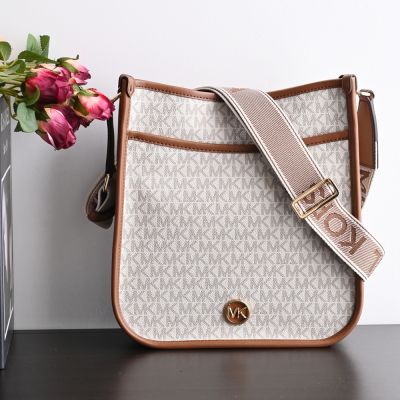 MICHAEL KORS LUISA  經典印花皮革寬背帶拉鍊斜背包(白咖)