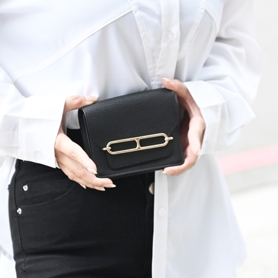 HERMES 愛馬仕 Roulis Slim Wallet 經典豬鼻子造型山羊皮翻蓋皮夾/迷你腰掛包(黑/淡金 無背帶)