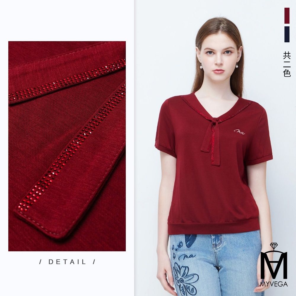 MYVEGA麥雪爾 MA水手亮鑽領結LOGO刺繡上衣-共二色 (暗紅)
