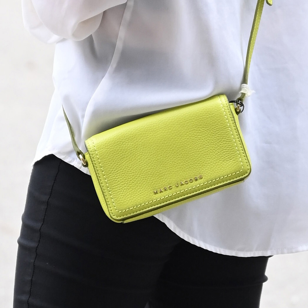 MARC JACOBS 金屬LOGO素雅荔枝皮革翻蓋斜背包(草綠)