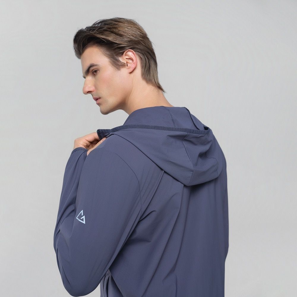 GIORDANO 男裝涼感防曬彈力素色連帽外套 G-motion Anti-UV系列 (25 賽博藍)