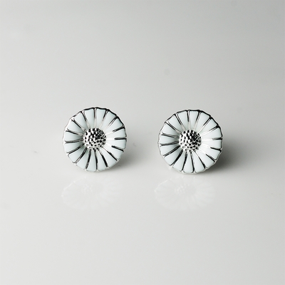 Georg Jensen Daisy 純銀+白琺瑯雛菊針式耳環