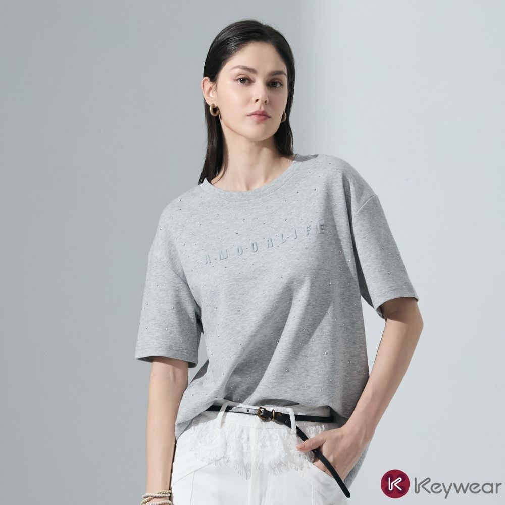 KeyWear奇威名品    壓紋字母燙鑽短袖上衣-淺灰色