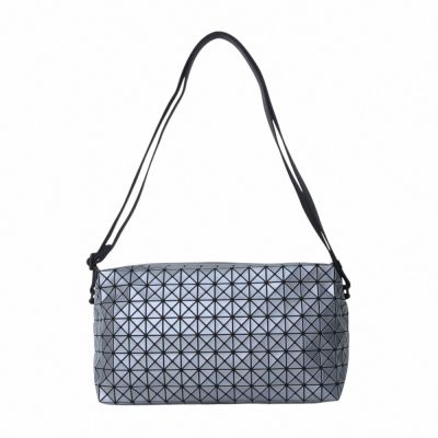 ISSEY MIYAKE  BAOBAO BAOBAO 幾何細方格斜背馬鞍包(霧深灰)