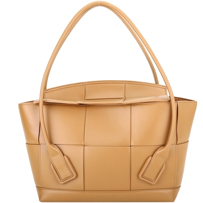 BOTTEGA VENETA 寶緹嘉 BV Arco 48 寬編織光滑小牛皮翻蓋托特包(焦糖棕)