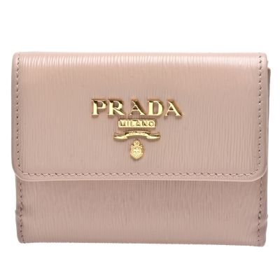 PRADA普拉達 金屬浮雕 LOGO 荔枝牛皮扣式簡易短夾 PRADA普拉達 金屬浮雕 LOGO 荔枝牛皮扣式簡易短夾,黑色系設計,外層為荔枝紋牛皮,內層為帆布與牛皮組合,採用釦式開口,內有6個夾層與1個內袋,適合日常攜帶與裝載小物,為男女皆宜的時尚配件。商品為專櫃,附原廠紙盒與品牌小卡,無保卡。