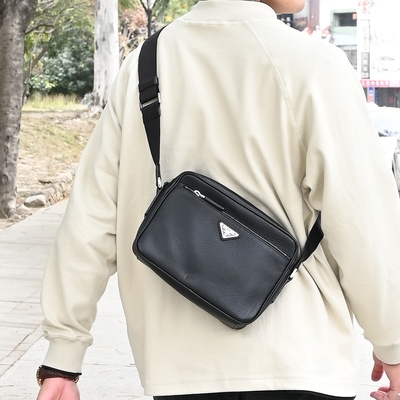 PRADA 金屬LOGO寬背帶牛皮斜背拉鍊相機包(黑)