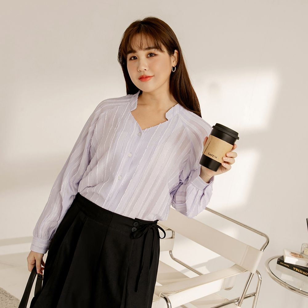 OB嚴選中大尺碼-雲朵自訂款-立體直紋加深V領泡泡袖上衣《AB19726》 (淺紫)