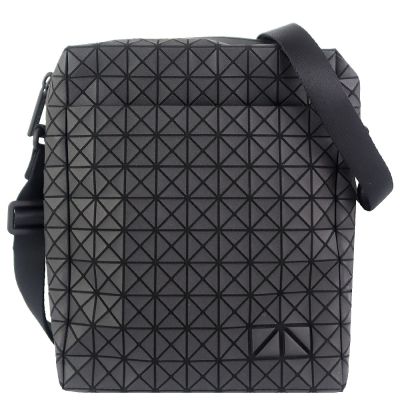 ISSEY MIYAKE 三宅一生 BAOBAO 黑色壓印方格直立肩背/斜背包