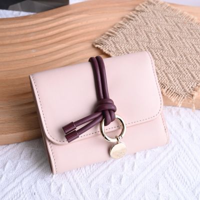 CHLOE ALPHABET 經典LOGO吊墜小牛皮三折零錢短夾(裸粉/酒紅)