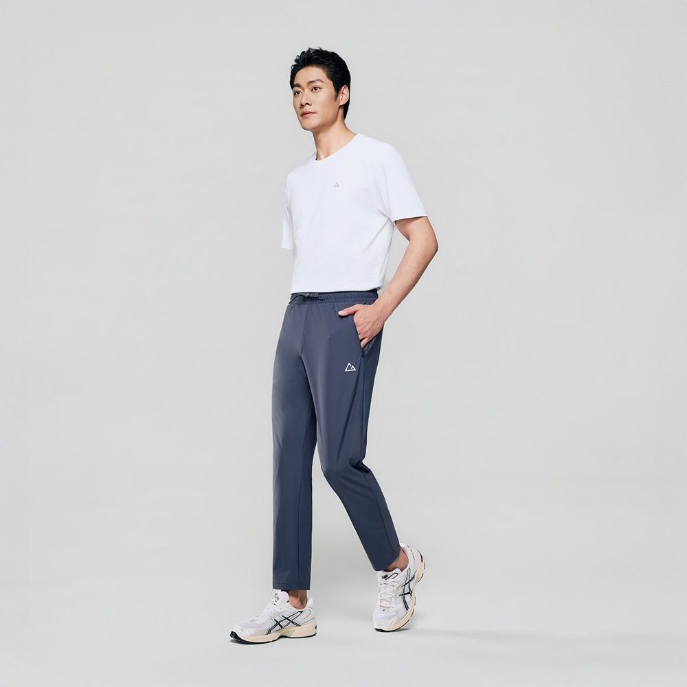 GIORDANO 男裝涼感四面彈力防曬修身長褲【多色任選】 (25 賽博藍)