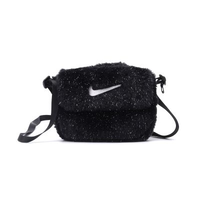 NIKE 人造皮草斜背包 黑 FZ1329-010