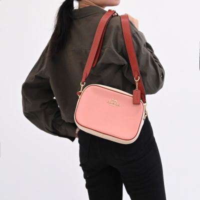 COACH JAMIE金屬LOGO素色荔紋拼色皮革斜背相機包(糖果粉)
