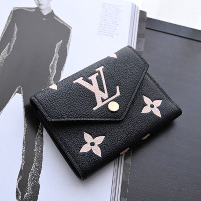 LOUIS VUITTON路易威登 LV M80968 VICTORINE 經典粒面壓花牛皮釦式零錢短夾(黑/米白)