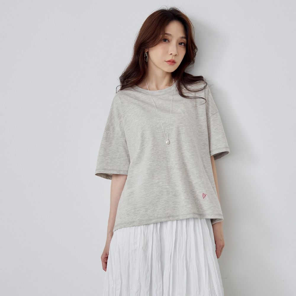 OB嚴選-24hrs長效淨味．休閒配色小刺繡短袖上衣《AB21283-》 (淺灰)