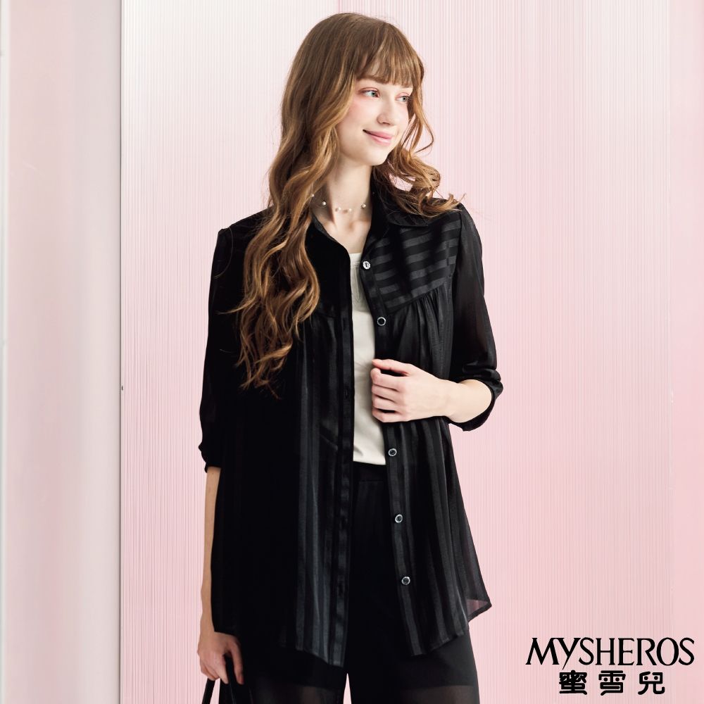 【MYSHEROS蜜雪兒】黑銀邊碎閃鈕扣粗線條圖紋罩衫-黑