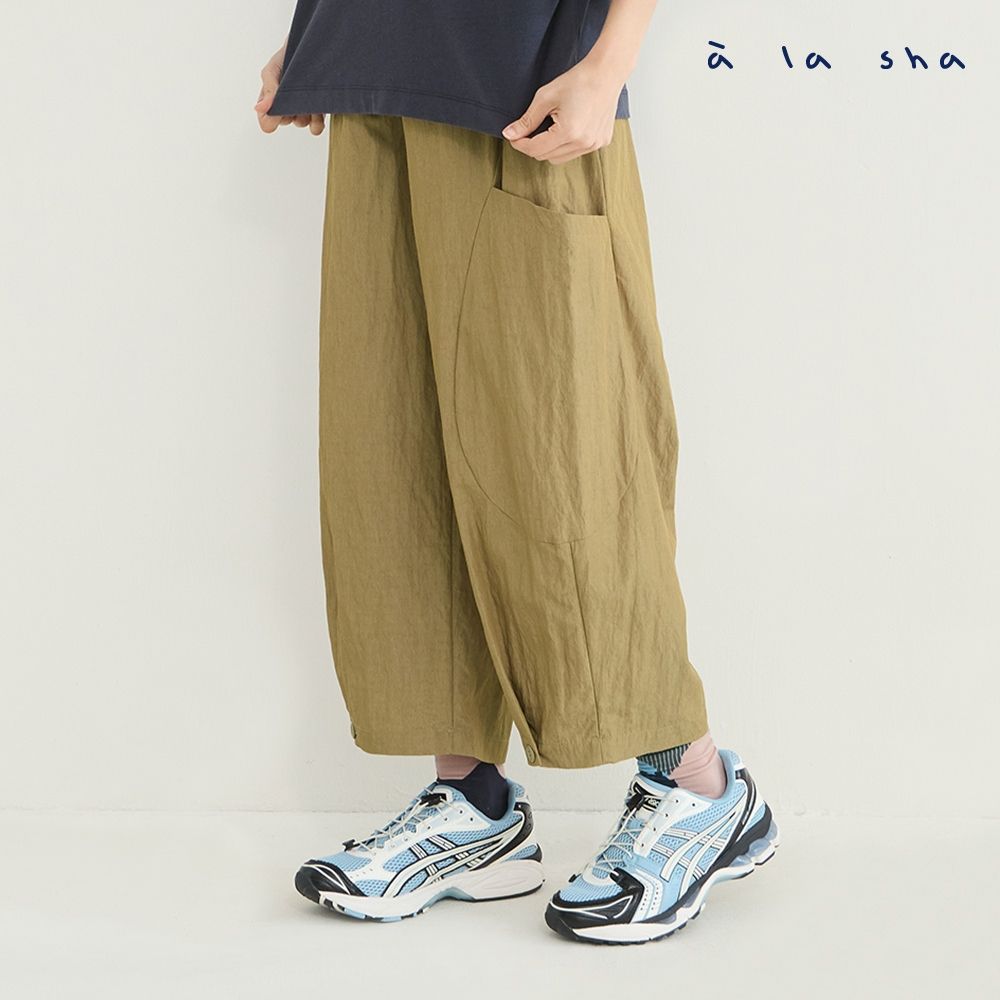 a la sha 大口袋褲口抓褶錐形褲 (卡其)