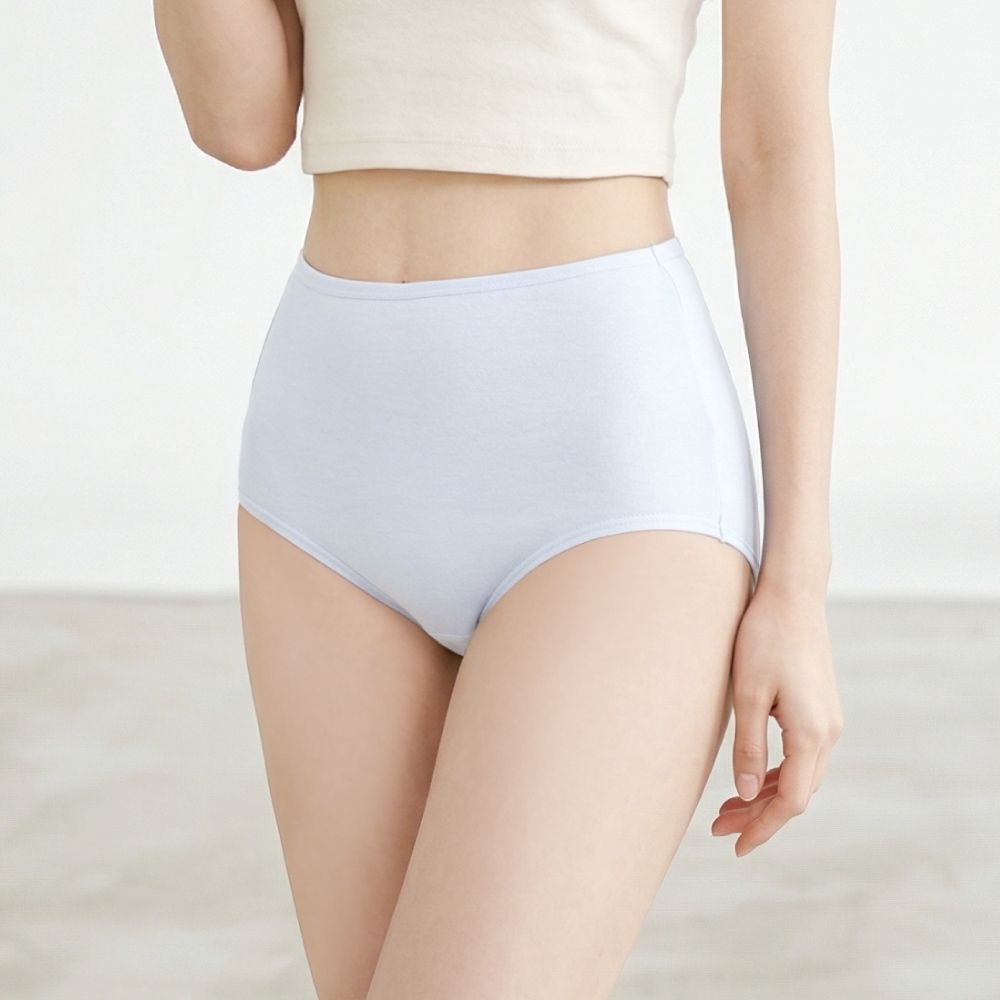 【Clany 可蘭霓】純棉長效抗菌中腰內褲 (M-2XL)｜加大尺碼 透氣包臀 2237 雲朵藍