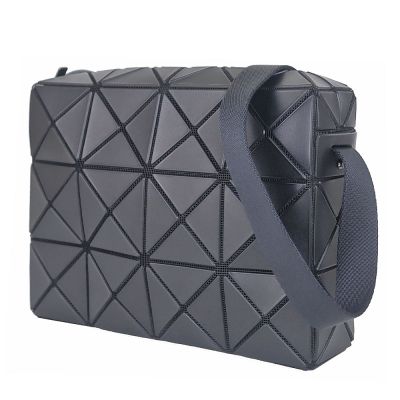 ISSEY MIYAKE 三宅一生BAOBAO 灰色皮質三角格3X5中型斜背包| 斜背包