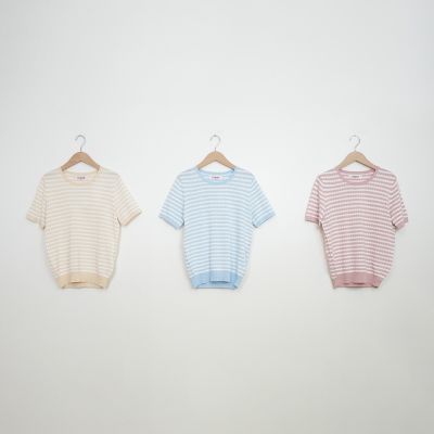 【CUMAR】粉彩立體波條圓領短袖針織上衣 藍 粉 杏 (魅力商品)
