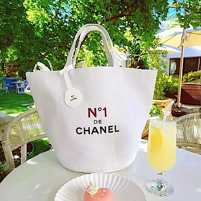 CHANEL N°1 白色水桶托特包 (吊牌為紙質）