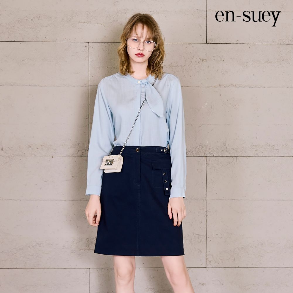 【en-suey 銀穗】網路限定 造型領片開襟長袖上衣 (淺藍色)