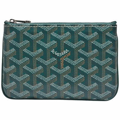 GOYARD高雅德 Senat Pouch PM 系列塗層帆布 LOGO 牛皮飾邊萬用拉鍊拉鍊手拿包 GOYARD高雅德 Senat Pouch PM系列手拿包,以灰色系塗層帆布為主體,搭配牛皮飾邊與品牌LOGO設計,展現優雅與質感。採用拉鍊式開口,內層為布面材質,內建1個內袋,適合日常攜帶與輕便儲物。商品為全新狀態,附原廠包裝盒與防塵布,來自法國製造,為歐洲進口商品,適合女性使用。