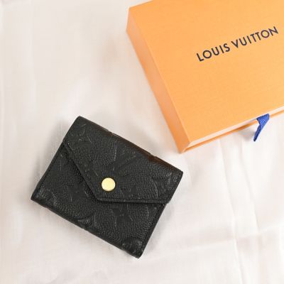 LOUIS VUITTON路易威登 LV M62935 ZOE牛皮壓花紋零錢短夾(黑)