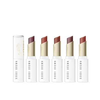 BOBBI BROWN 晶鑽釉光水唇膏為專櫃級保養型唇部彩妝，3g容量輕盈易攜，擁有高顯色度與豐潤質感，適合各種膚質使用。產品採用水潤配方，帶來絲滑貼合的妝效，並具備3年儲存期限，提供多種色號選擇，包括#671Nude Blush、#672Nude Rose、#690Seoul Blend等，完美融合自然與時尚，是日常與場合皆宜的優質唇部彩妝。