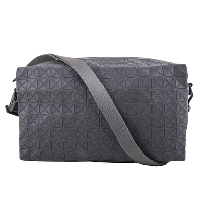 ISSEY MIYAKE BAOBAO 幾何方格斜側背馬鞍包(霧灰色)