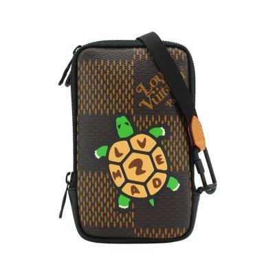 LOUIS VUITTON路易威登 Louis Vuitton LV路易威登 展示品 Nigo聯名款烏龜圖案斜背手機包(N40377-咖)
