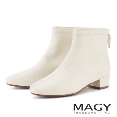 MAGY 極簡線條羊皮後拉鍊素面中跟短靴 米色
