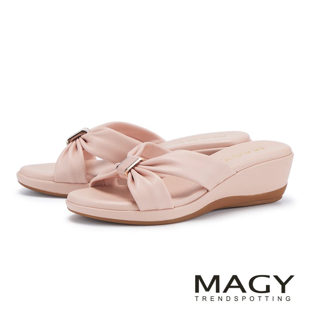 MAGY 抓皺真皮金屬飾扣楔型拖鞋 粉色