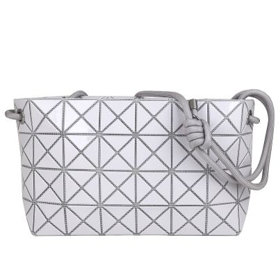 ISSEY MIYAKE 三宅一生 BAOBAO 白色亮面三角格4x6繩結斜背/肩背包
