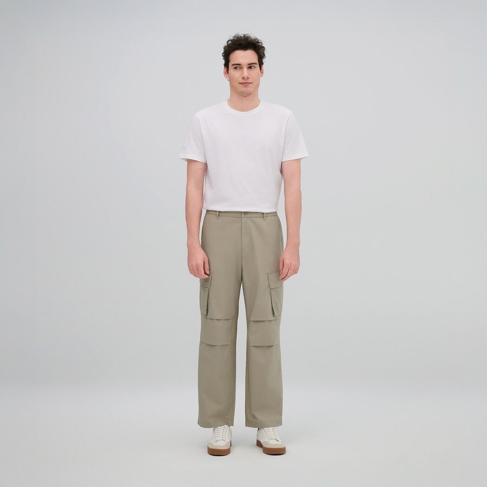 GIORDANO 男裝超輕薄機能涼感卡其褲 (17 奶荊草綠)