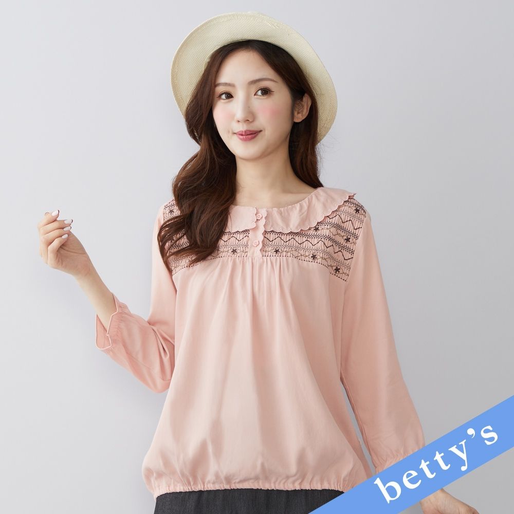 betty’s貝蒂思　胸前壓褶手繡荷葉邊翻領上衣(粉色) (粉色)
