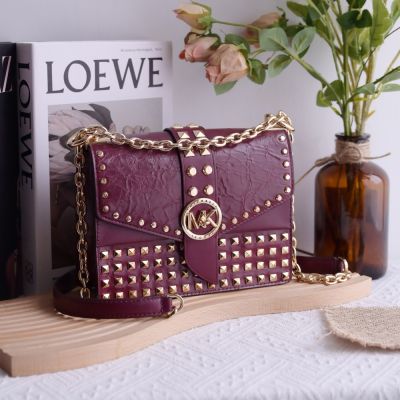 MICHAEL KORS Greenwich 金屬LOGO轉釦鉚釘翻蓋斜背鍊包(酒紅)