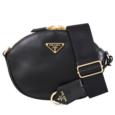 PRADA 金屬三角LOGO滑面牛皮拉鍊弧形斜背包(黑)