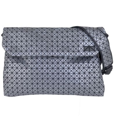 ISSEY MIYAKE 三宅一生 BAOBAO 金屬銀灰色壓印方格翻蓋方型肩背/斜背包