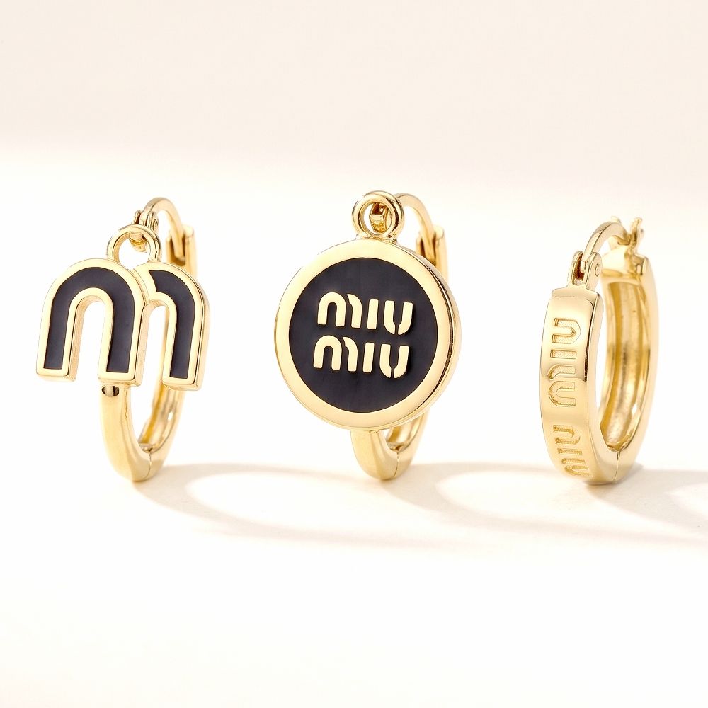 miu miu 字母搪瓷金屬針式耳環套組(黑色)