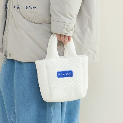 a la sha 壓紋鋪棉毛毛標小提袋