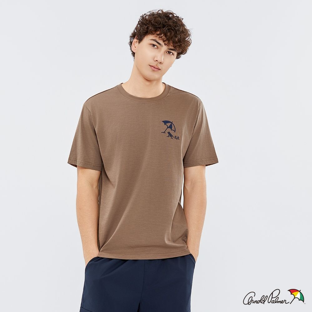 【Arnold Palmer 雨傘】男裝 度假風LOGO刺繡短袖T-Shirt（卡其棕）